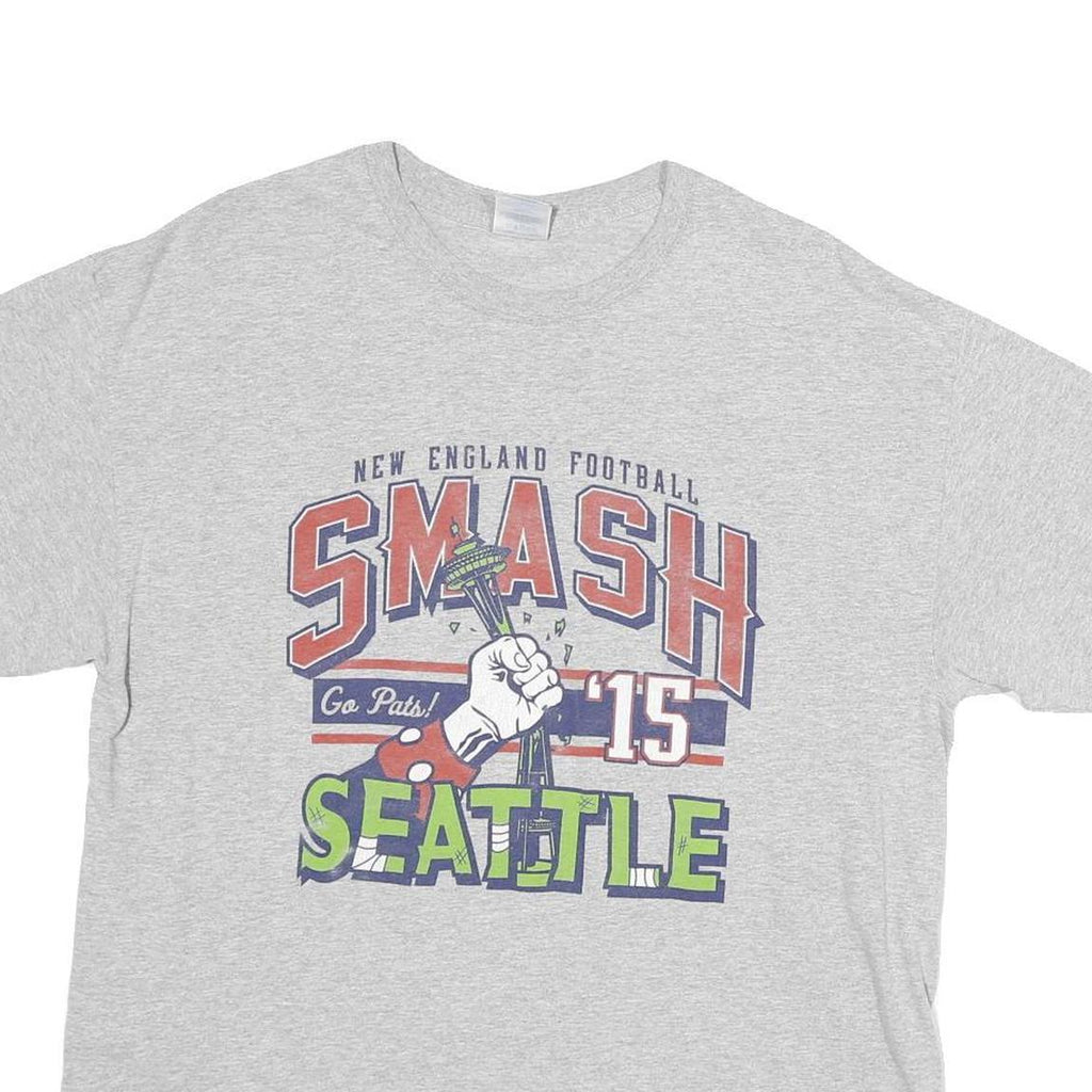 GILDAN Mens Grey Cotton Graphic T-Shirt L Short Sleeve Crew Neck Football Print