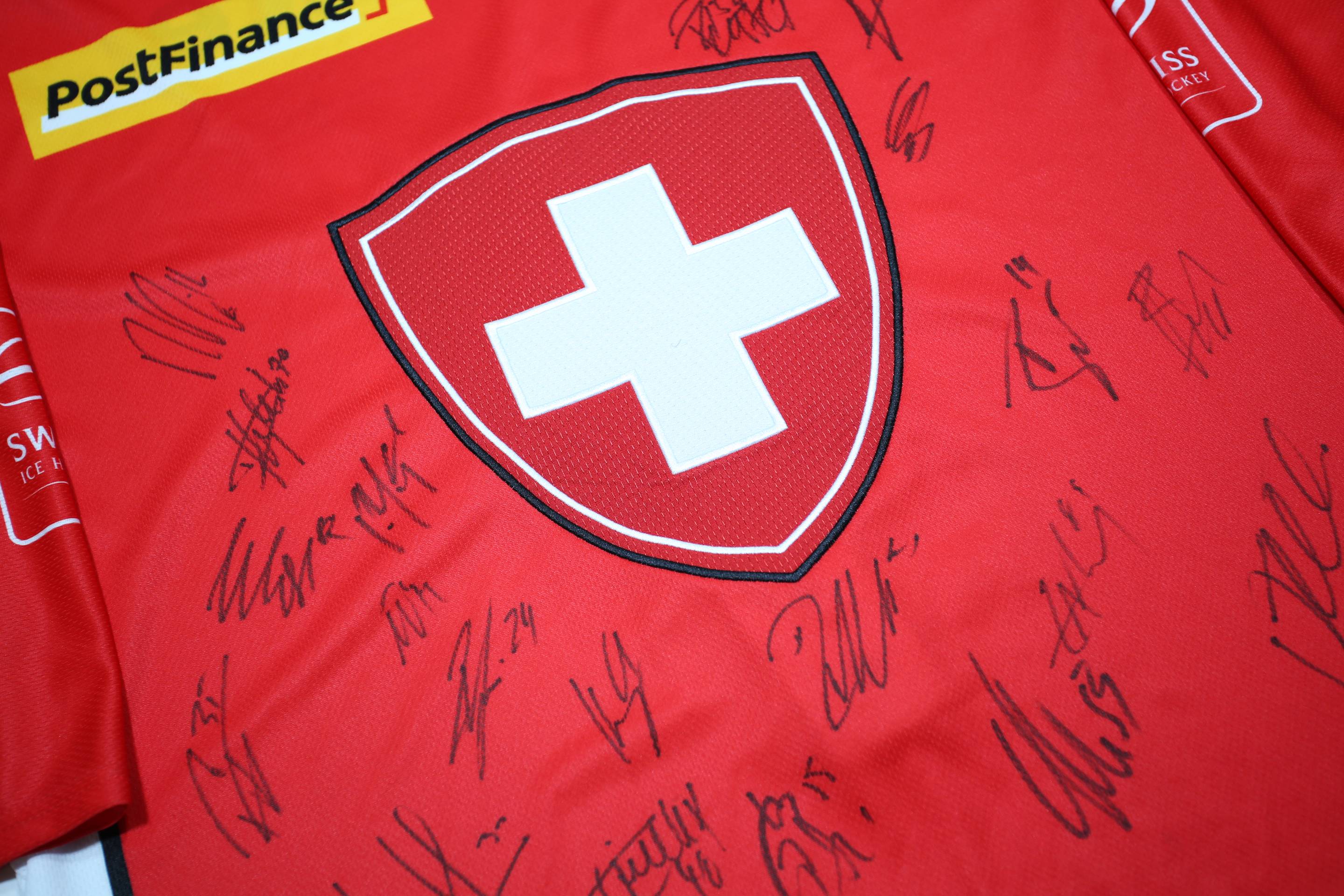 OCHSNER HOCKEY Mens Red & White Swiss Hockey Graphic T-Shirt L Long Sleeve Crew