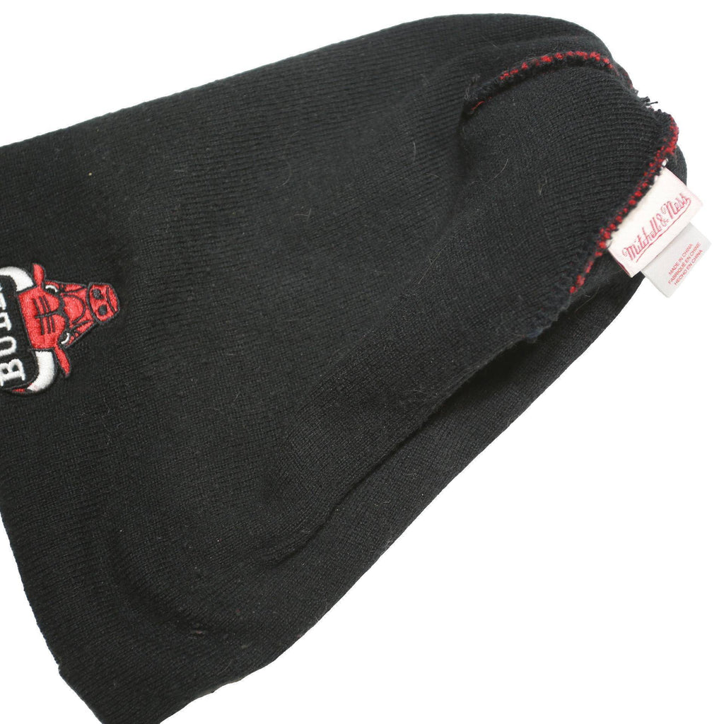 MITCHELL&NESS Mens Red & Black Chicago Bulls Beanie Acrylic Knit Pom Pom Hat