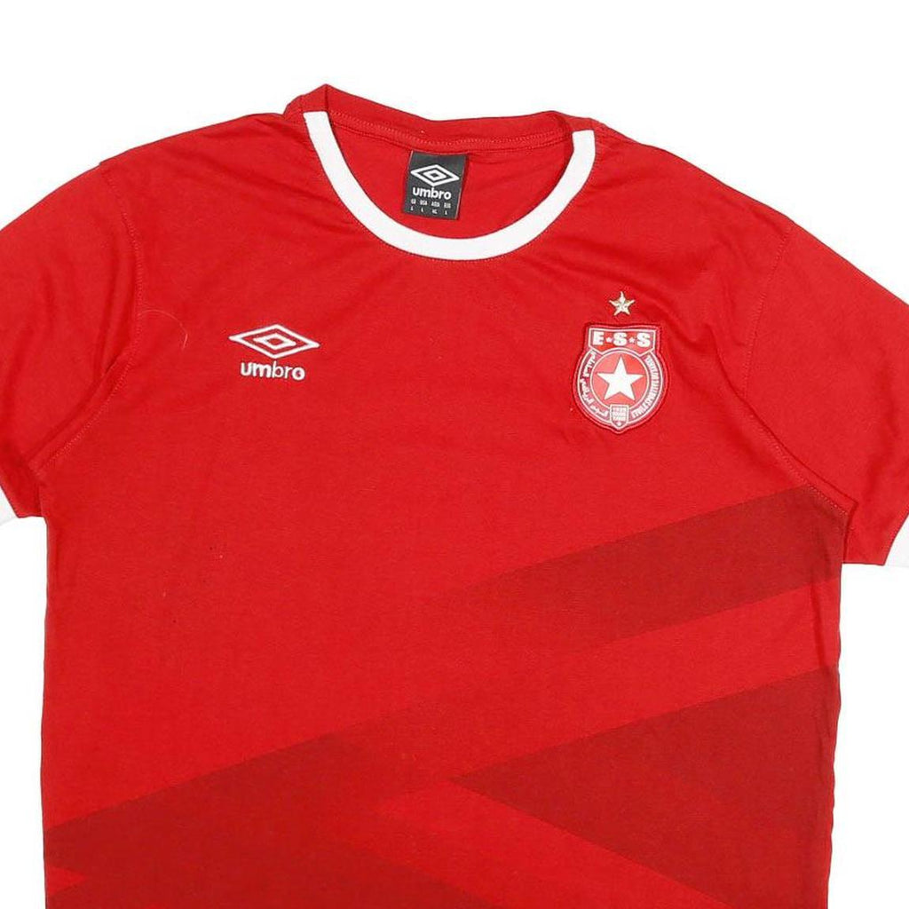 UMBRO Mens Red Football Shirt ESS Badge L Short Sleeve Crew Neck Graphic Print