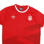 UMBRO Mens Red Football Shirt ESS Badge L Short Sleeve Crew Neck Graphic Print