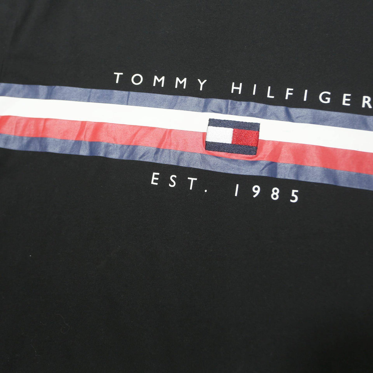 TOMMY HILFIGER Mens Black & Red Graphic T-Shirt XL Short Sleeve Crew Neck Logo