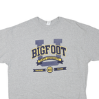 GILDAN Mens Grey Bigfoot State University Graphic T-Shirt 2XL Short Sleeve Crew